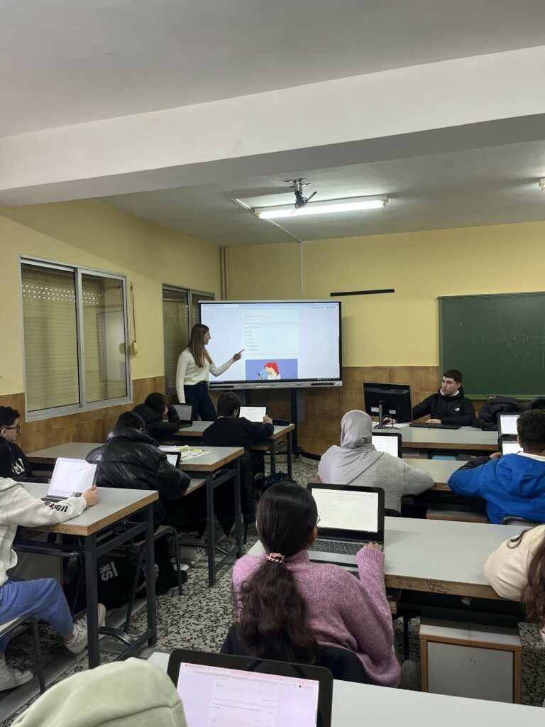 La estudiante de psicología Paula Hernández exponiendo las pautas del cuestionario ante el alumnado