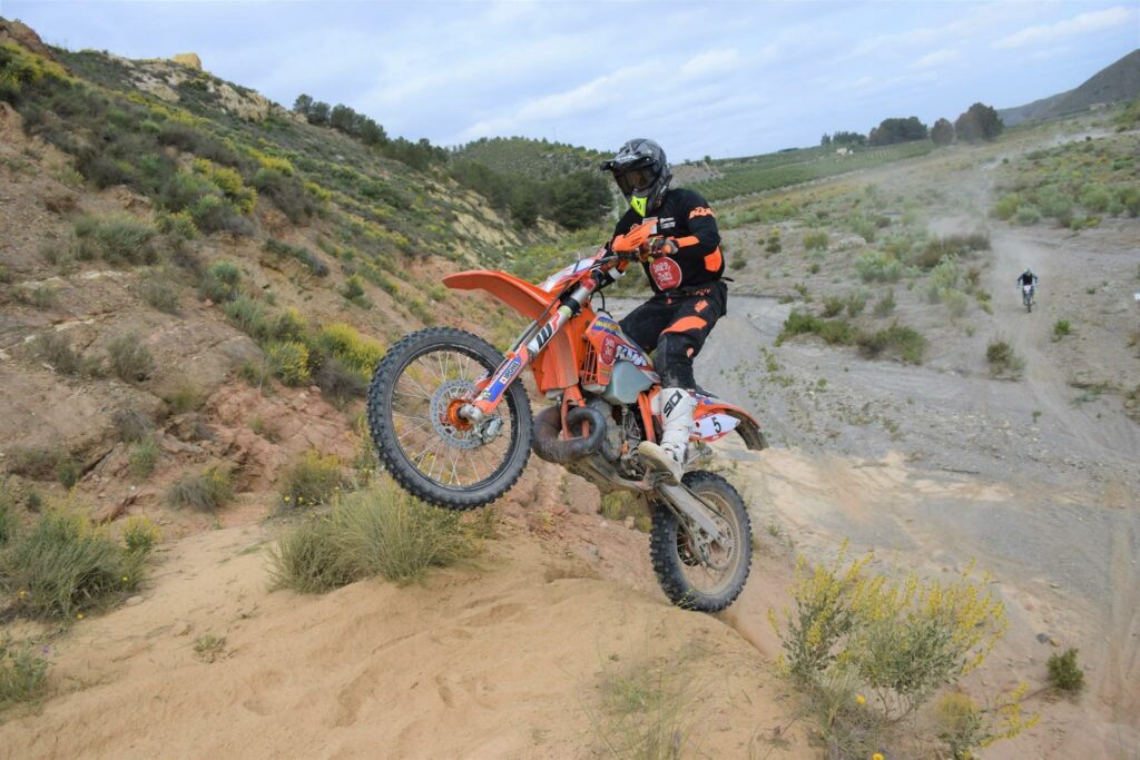Enduro: El arte del motociclismo extremo entre la regulación y la montaña